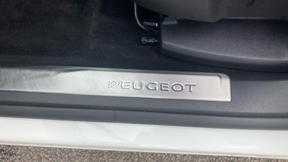 Peugeot 3008 1.6 Hybrid4 300 GT 5dr e-EAT8 Estate - Image 21