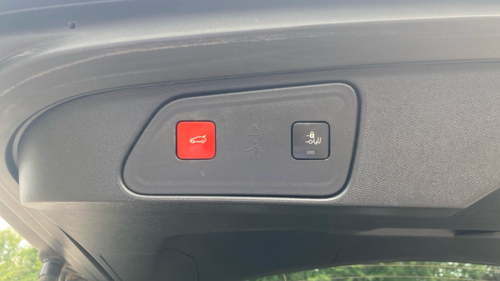 Peugeot 3008 1.6 Hybrid4 300 GT 5dr e-EAT8 Estate - Image 25