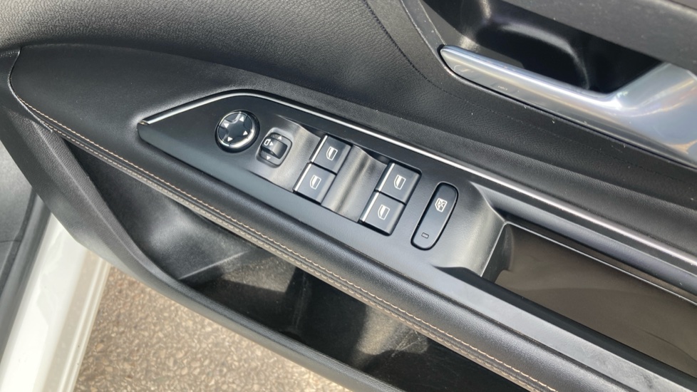 Peugeot 3008 1.6 Hybrid4 300 GT 5dr e-EAT8 Estate - Image 31