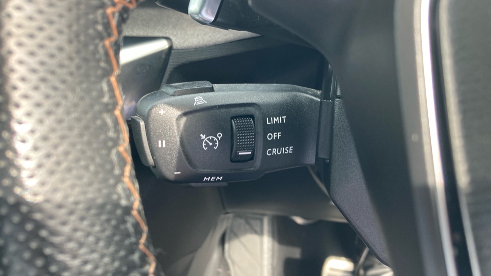 Peugeot 3008 1.6 Hybrid4 300 GT 5dr e-EAT8 Estate - Image 34