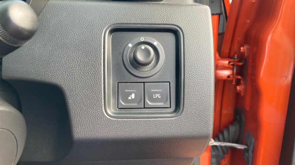 Dacia Duster 1.0 TCe 100 Prestige 5dr Bi Fuel Estate - Image 28