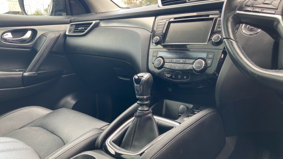 Nissan Qashqai 1.3 DiG-T Tekna 5dr Petrol Hatchback - Image 14