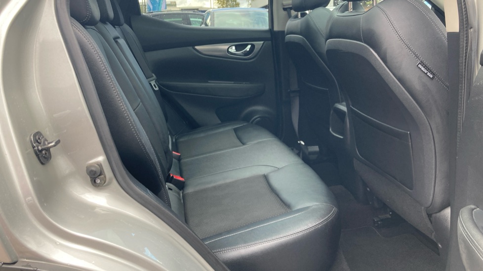 Nissan Qashqai 1.3 DiG-T Tekna 5dr Petrol Hatchback - Image 16