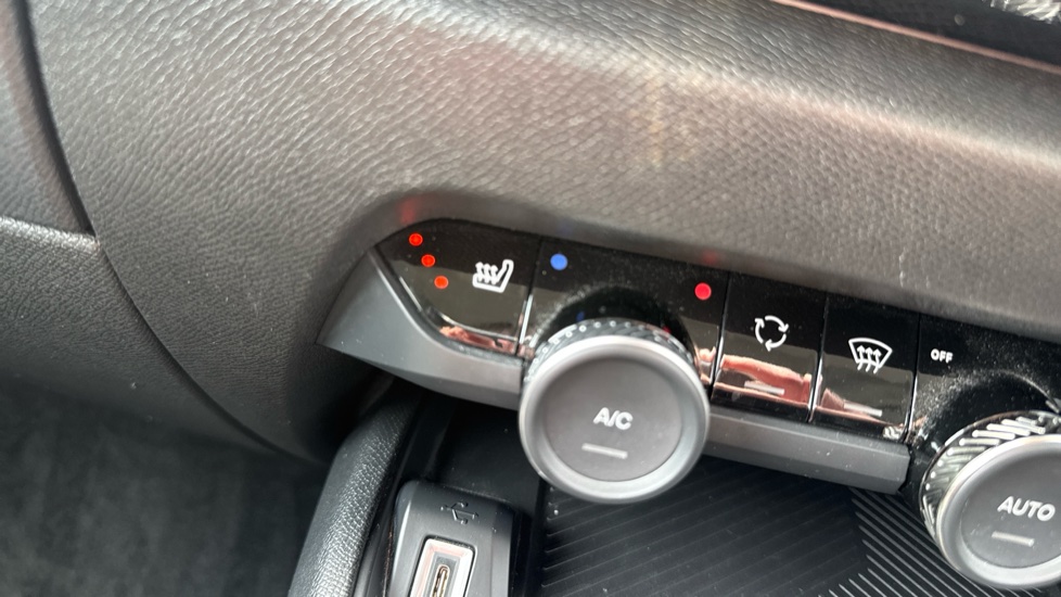 Citroen C4 1.2 PureTech [130] C-Series Edition 5dr Petrol Hatchback - Image 32