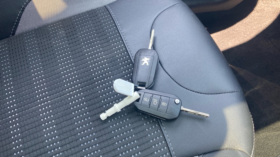 Peugeot 2008 1.2 PureTech Allure Premium 5dr [Start Stop] Petrol Estate - Image 20