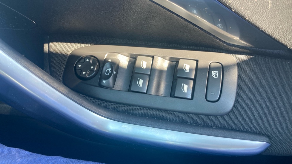 Peugeot 2008 1.2 PureTech Allure Premium 5dr [Start Stop] Petrol Estate - Image 24