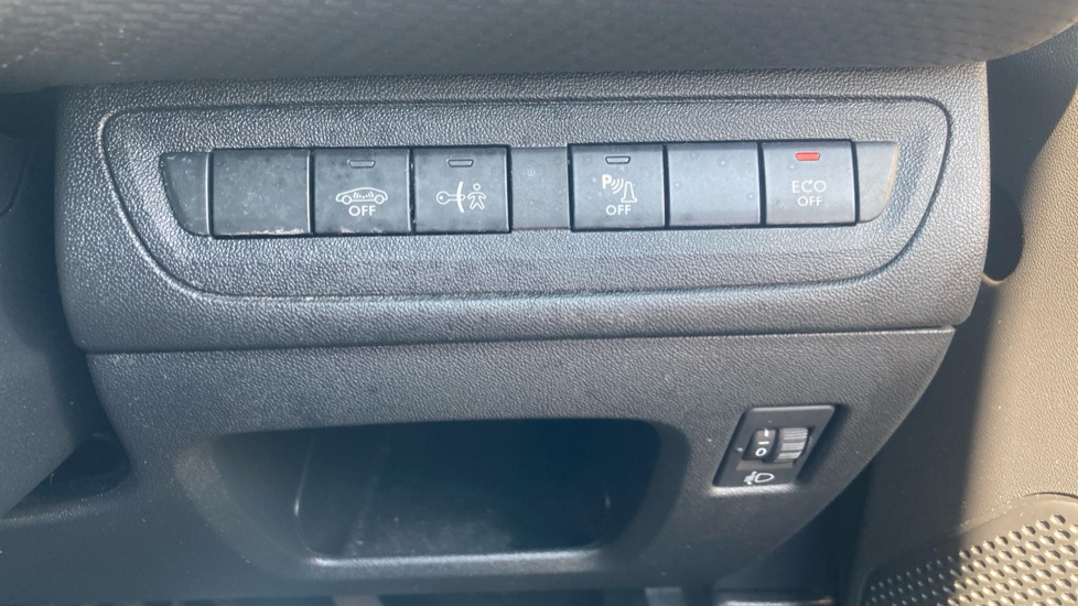 Peugeot 2008 1.2 PureTech Allure Premium 5dr [Start Stop] Petrol Estate - Image 27