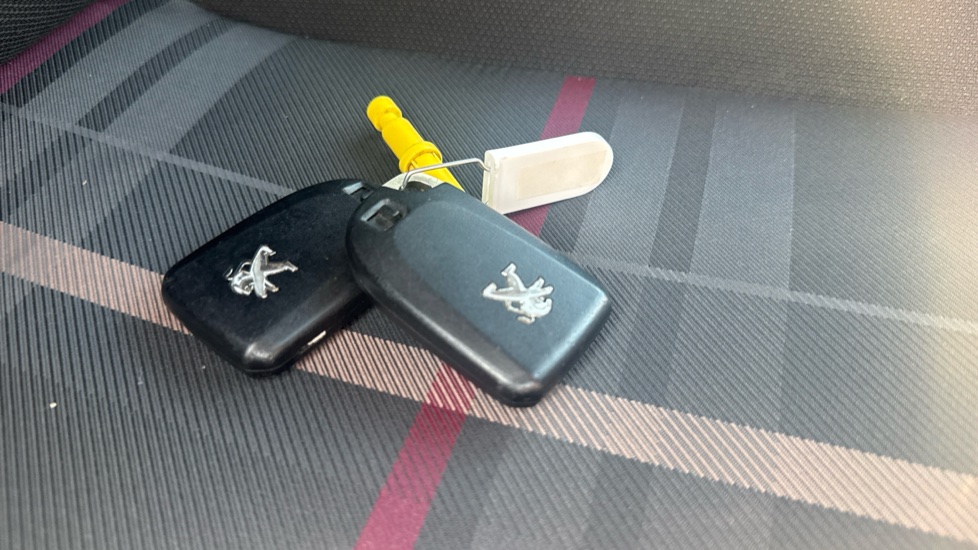 Peugeot 108 1.2 PureTech Allure 3dr Petrol Hatchback - Image 20