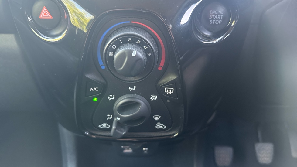 Peugeot 108 1.2 PureTech Allure 3dr Petrol Hatchback - Image 22