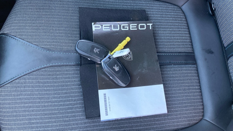 Peugeot 3008 1.2 PureTech Allure Premium+ 5dr EAT8 Petrol Estate - Image 19