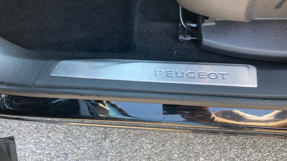 Peugeot 3008 1.2 PureTech Allure Premium+ 5dr EAT8 Petrol Estate - Image 21