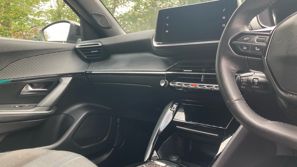 Peugeot 2008 100kW Allure Premium+ 50kWh 5dr Auto Electric Estate - Image 14