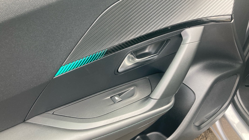 Peugeot 2008 100kW Allure Premium+ 50kWh 5dr Auto Electric Estate - Image 21