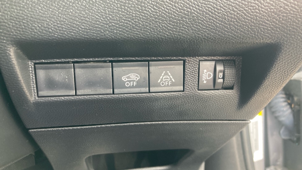 Peugeot 2008 100kW Allure Premium+ 50kWh 5dr Auto Electric Estate - Image 26