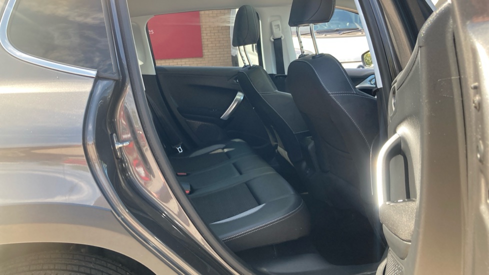 Peugeot 2008 1.2 PureTech 130 Allure Premium 5dr EAT6 Petrol Estate - Image 16