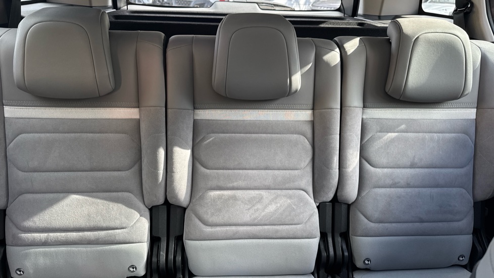 Citroen C5 Aircross 1.6 Plug-in Hybrid E-series 5dr e-EAT8 Hatchback - Image 15