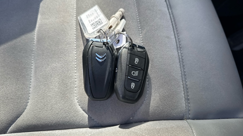 Citroen C5 Aircross 1.6 Plug-in Hybrid E-series 5dr e-EAT8 Hatchback - Image 20