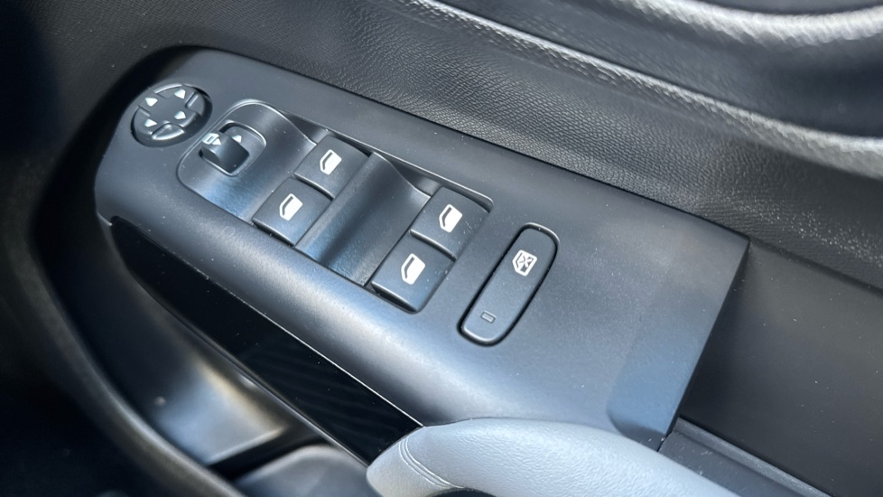 Citroen C5 Aircross 1.6 Plug-in Hybrid E-series 5dr e-EAT8 Hatchback - Image 40