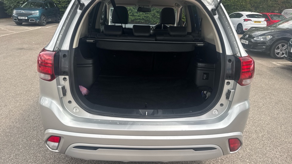 Mitsubishi Outlander 2.4 PHEV Juro 5dr Auto Estate - Image 4