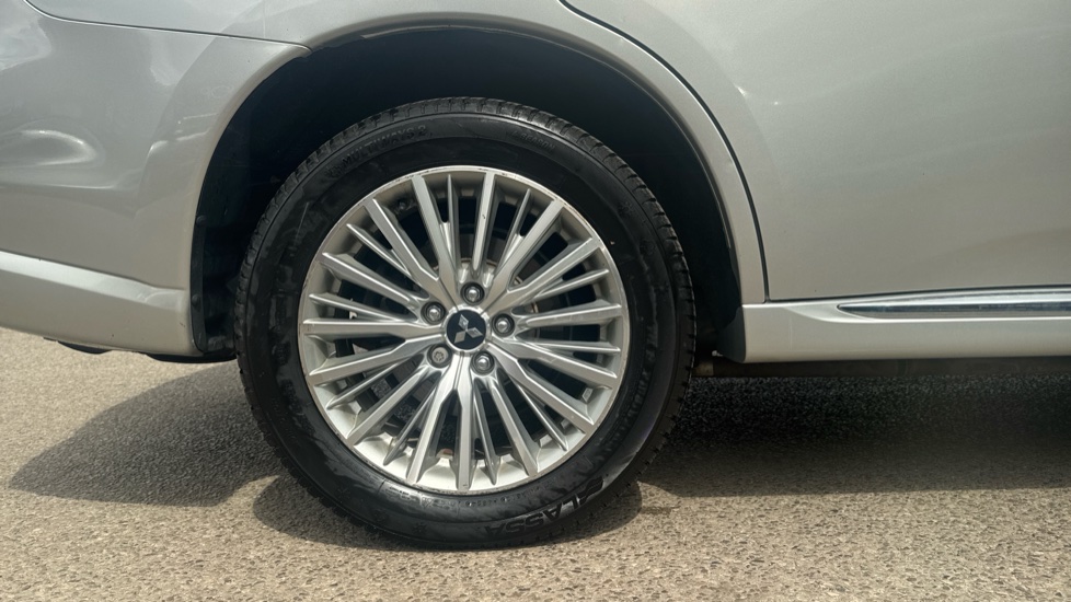 Mitsubishi Outlander 2.4 PHEV Juro 5dr Auto Estate - Image 7