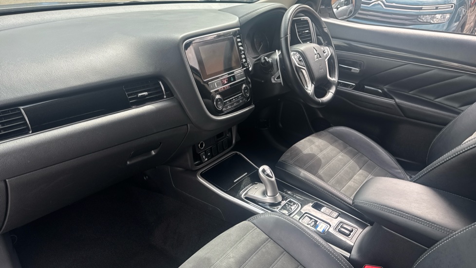 Mitsubishi Outlander 2.4 PHEV Juro 5dr Auto Estate - Image 9