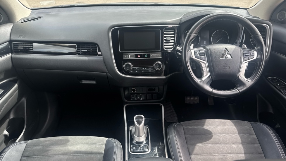 Mitsubishi Outlander 2.4 PHEV Juro 5dr Auto Estate - Image 10