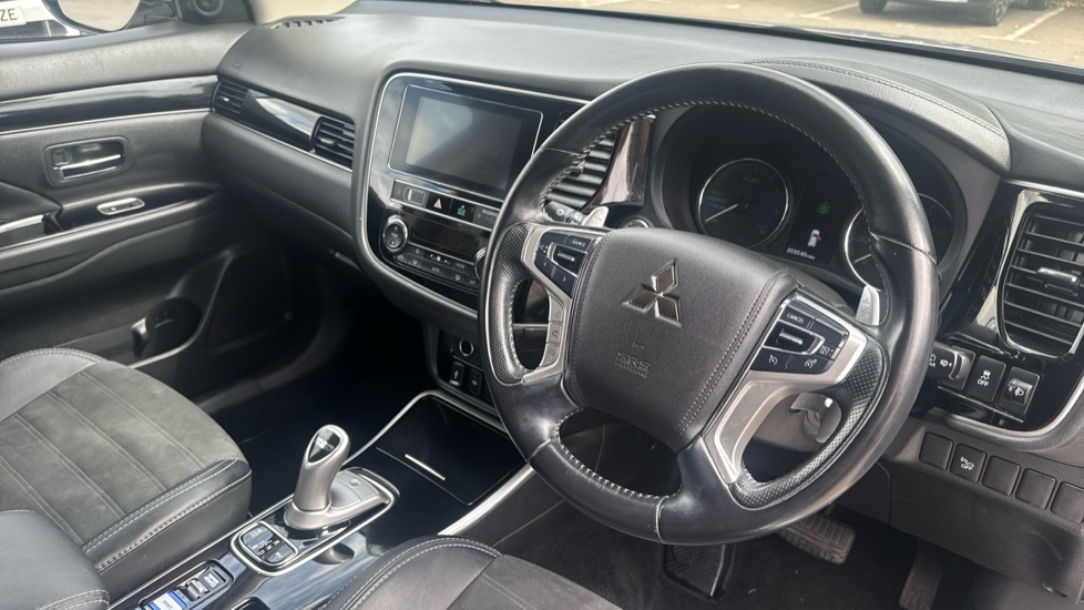Mitsubishi Outlander 2.4 PHEV Juro 5dr Auto Estate - Image 11