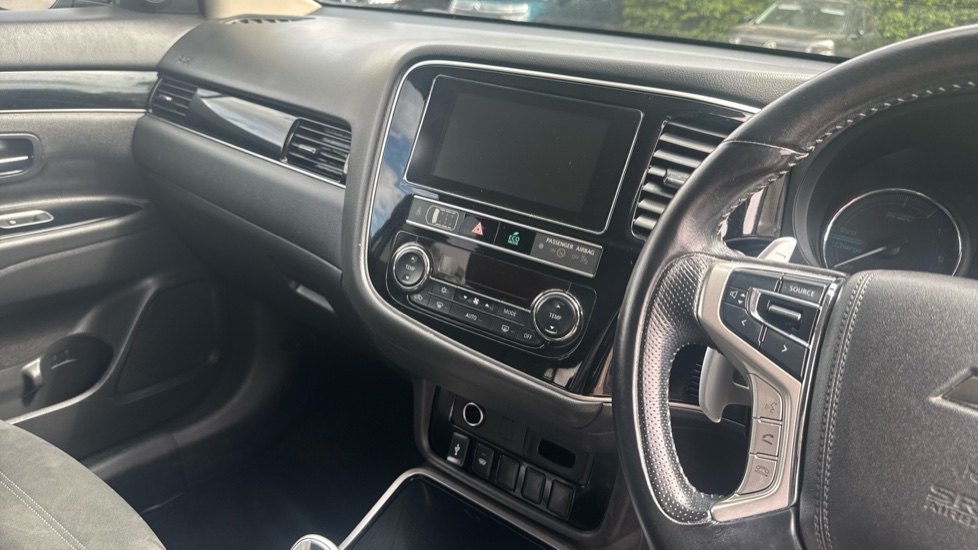 Mitsubishi Outlander 2.4 PHEV Juro 5dr Auto Estate - Image 14