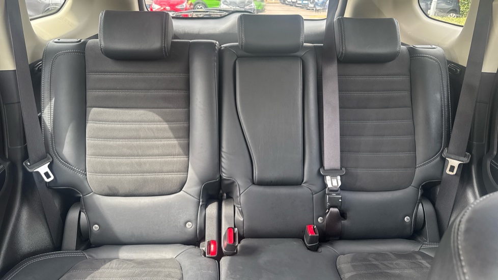 Mitsubishi Outlander 2.4 PHEV Juro 5dr Auto Estate - Image 15