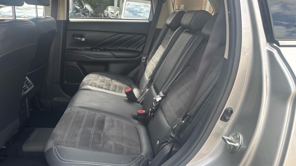 Mitsubishi Outlander 2.4 PHEV Juro 5dr Auto Estate - Image 16