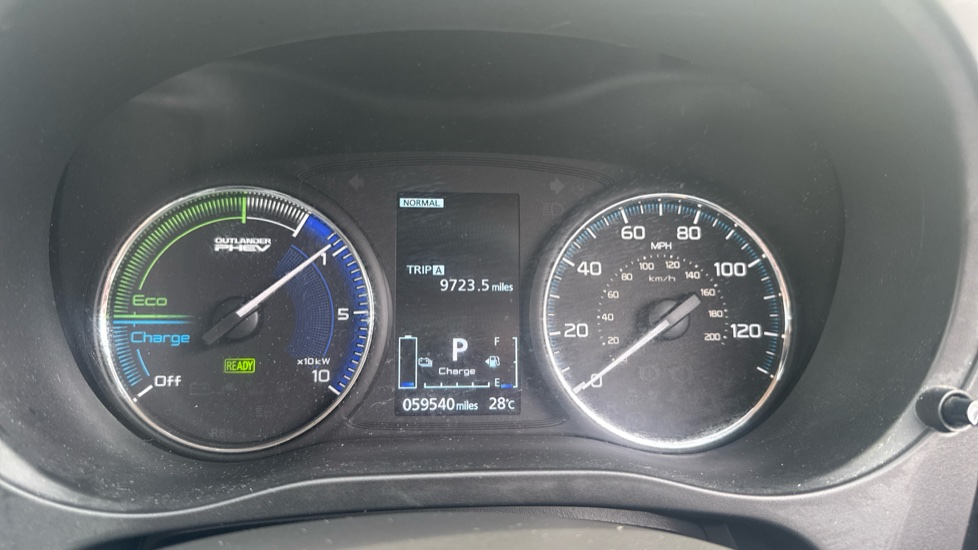 Mitsubishi Outlander 2.4 PHEV Juro 5dr Auto Estate - Image 18