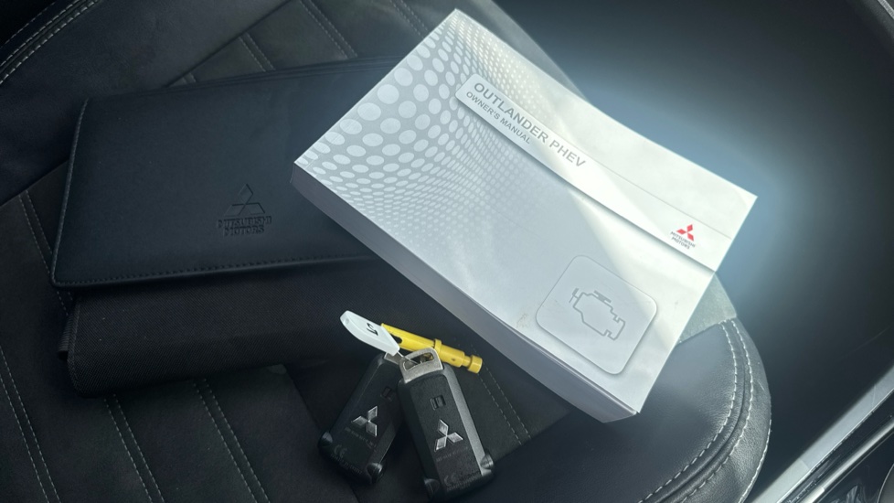 Mitsubishi Outlander 2.4 PHEV Juro 5dr Auto Estate - Image 19