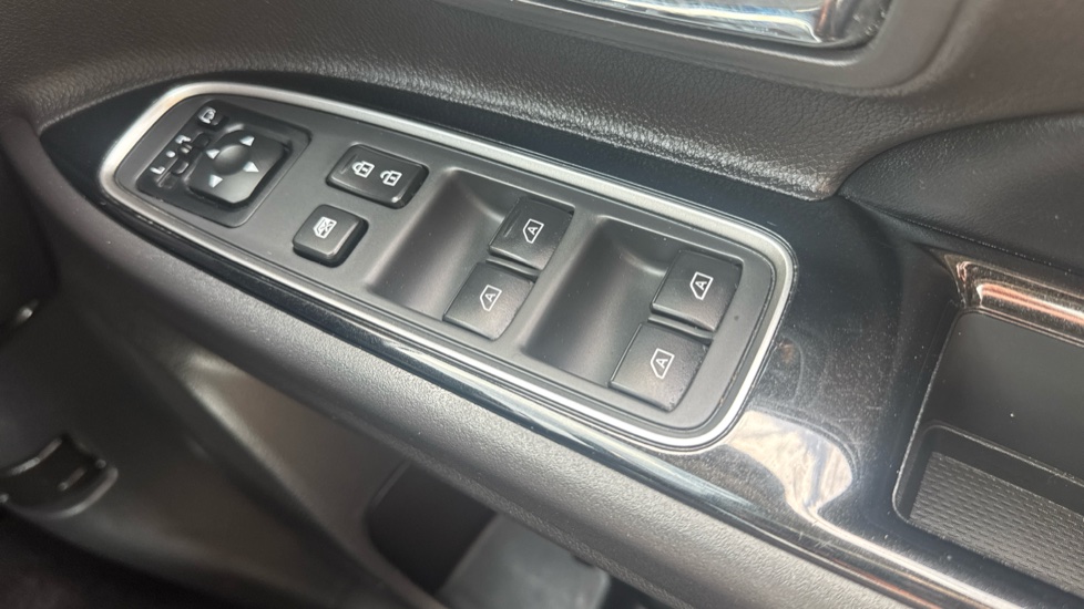 Mitsubishi Outlander 2.4 PHEV Juro 5dr Auto Estate - Image 32