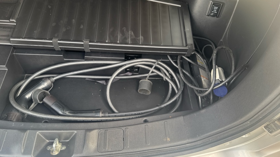 Mitsubishi Outlander 2.4 PHEV Juro 5dr Auto Estate - Image 33