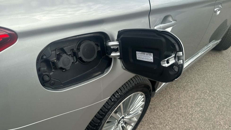 Mitsubishi Outlander 2.4 PHEV Juro 5dr Auto Estate - Image 35