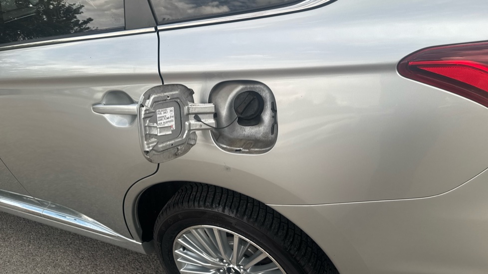 Mitsubishi Outlander 2.4 PHEV Juro 5dr Auto Estate - Image 36