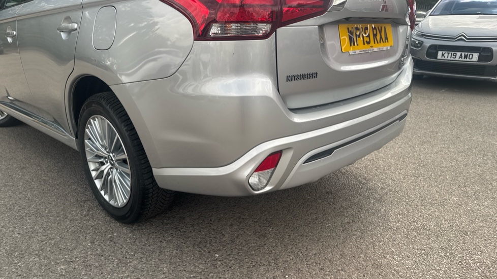 Mitsubishi Outlander 2.4 PHEV Juro 5dr Auto Estate - Image 38