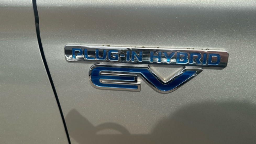 Mitsubishi Outlander 2.4 PHEV Juro 5dr Auto Estate - Image 40