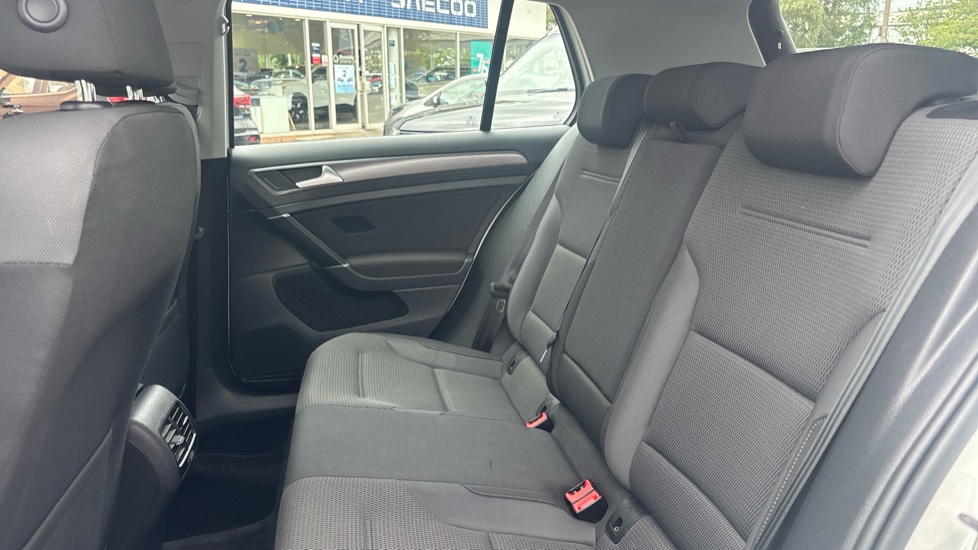 Volkswagen Golf 99kW e-Golf 35kWh 5dr Auto Electric Hatchback - Image 16
