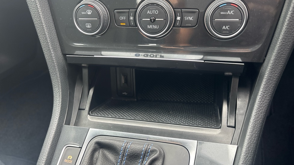 Volkswagen Golf 99kW e-Golf 35kWh 5dr Auto Electric Hatchback - Image 19