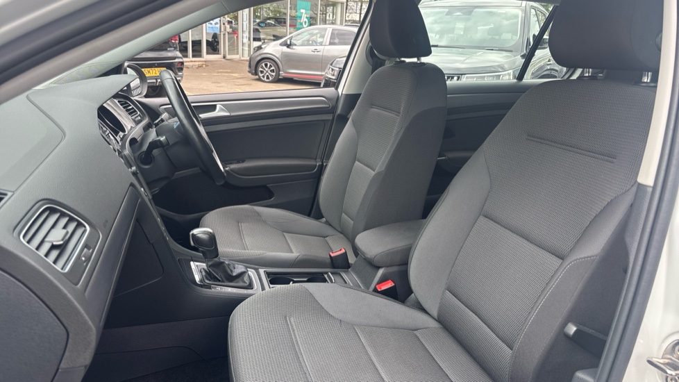 Volkswagen Golf 99kW e-Golf 35kWh 5dr Auto Electric Hatchback - Image 21