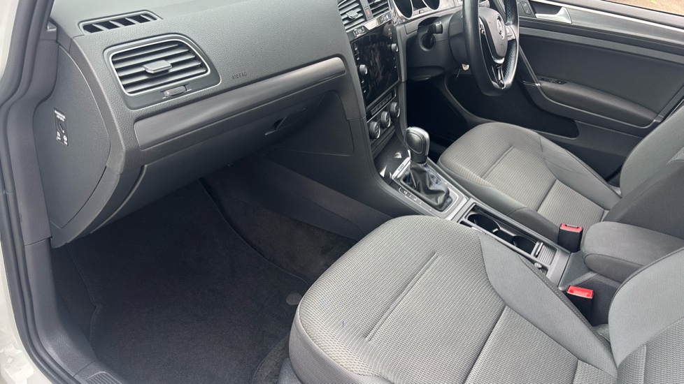 Volkswagen Golf 99kW e-Golf 35kWh 5dr Auto Electric Hatchback - Image 22