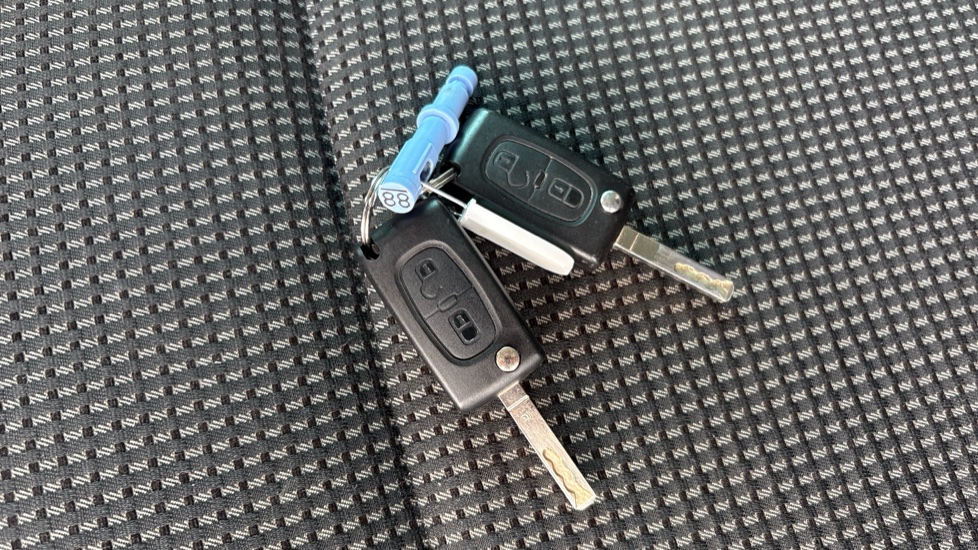 Peugeot Partner Tepee 1.6 BlueHDi 100 Outdoor 5dr Diesel Estate - Image 20