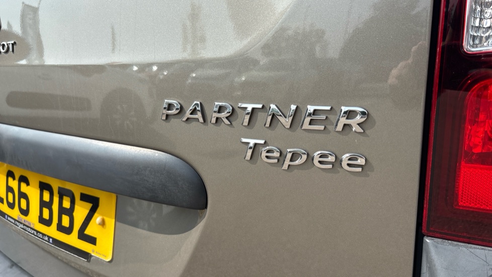Peugeot Partner Tepee 1.6 BlueHDi 100 Outdoor 5dr Diesel Estate - Image 21
