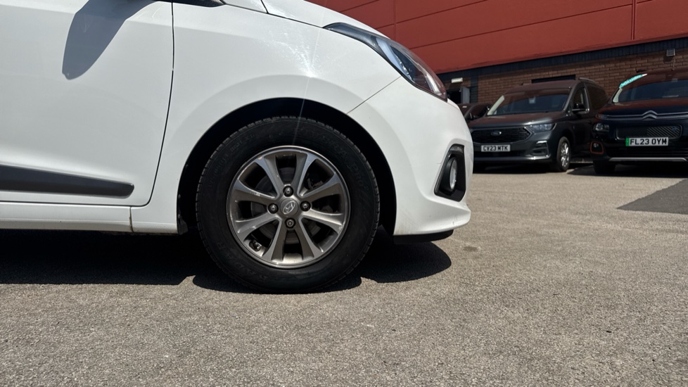 Hyundai i10 1.0 Premium 5dr Petrol Hatchback - Image 7