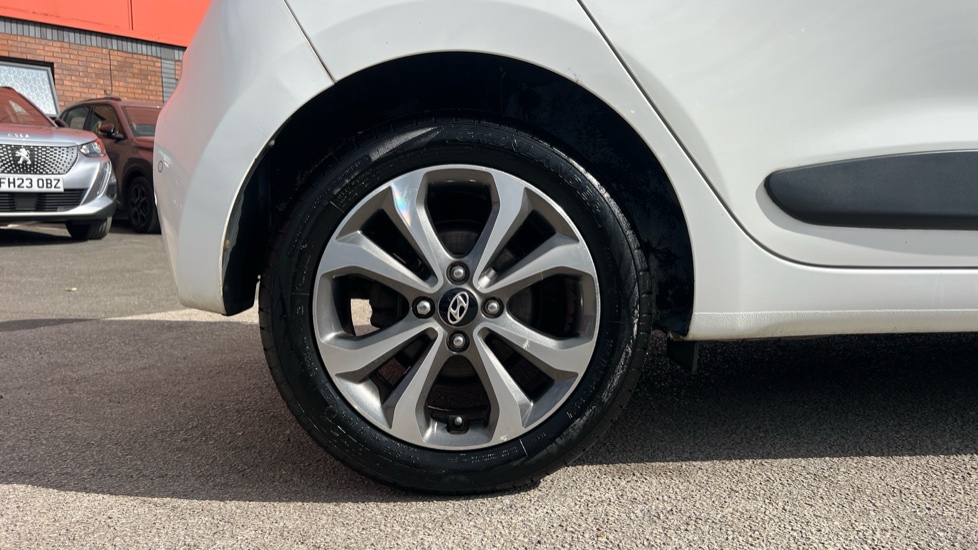 Hyundai i10 1.2 Premium SE 5dr Petrol Hatchback - Image 7