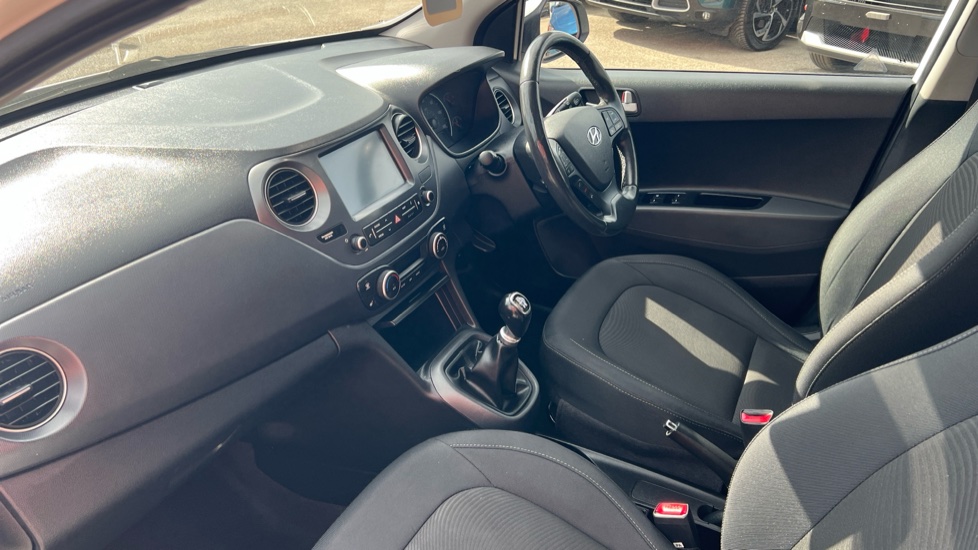 Hyundai i10 1.2 Premium SE 5dr Petrol Hatchback - Image 9