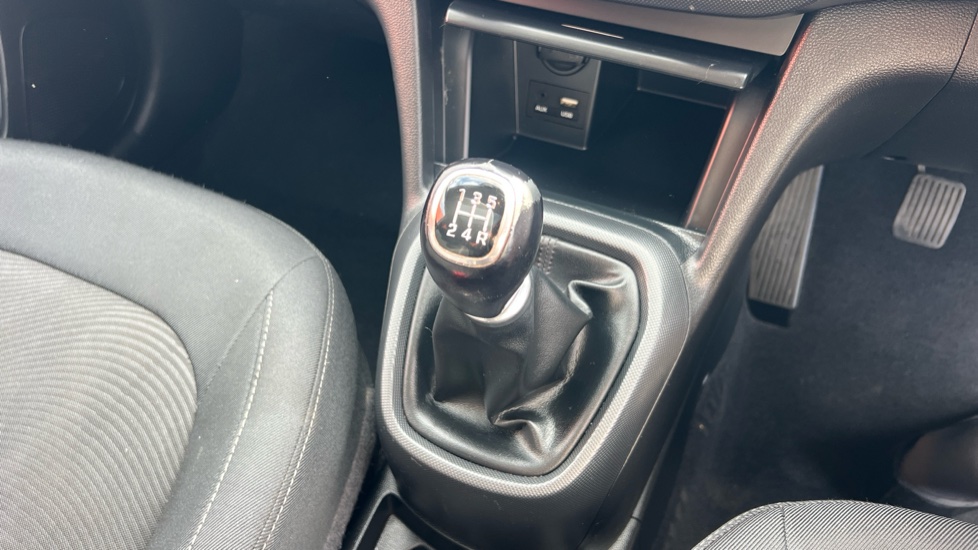 Hyundai i10 1.2 Premium SE 5dr Petrol Hatchback - Image 13