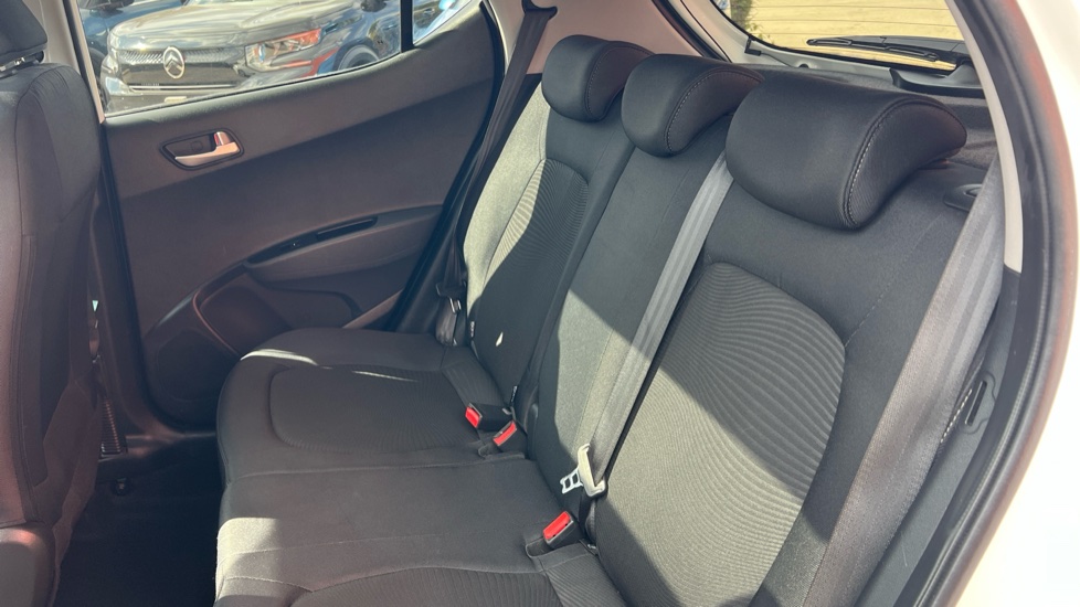 Hyundai i10 1.2 Premium SE 5dr Petrol Hatchback - Image 16