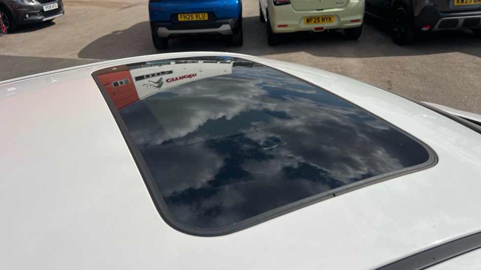 Hyundai i10 1.2 Premium SE 5dr Petrol Hatchback - Image 19